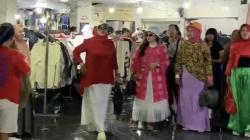 Keseruan Emak-emak Pedagang Pasar di Gowa Lomba Fashion Show Sambut HUT RI ke 79