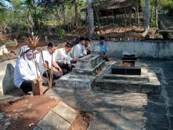 Aparatur Pekon Persiapan Kresnomulyo Barat Ziarah ke Makam Pejuang