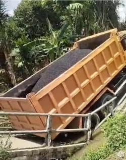 Dilewati Truck Bermuatan Aspal, Jembatan Akses Utama Warga Desa Lhok Pusong Pidie Jaya Ambruk