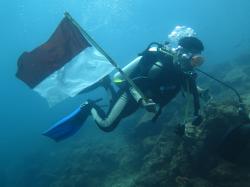 Peringati Kemerdekaan, Komunitas Penyelam Kibarkan Bendera  Merah Putih di Dasar Laut