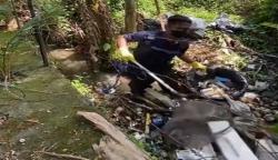 Viral Aksi Mulia Seorang Polisi Membersihkan Sampah di Sungai Sendirian, Membuat Air Mengalir Lancar