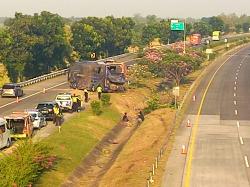 Tragedi Kecelakaan di Tol Jombang, Bus Pariwisata Terguling, Satu Tewas dan Dua Luka