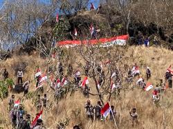 Sambut HUT RI ke 79, Jajaran Polres Bima Kota Kibarkan Ratusan Bendera di Puncak Pulau Kambing