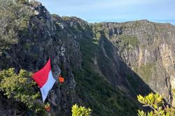 HUT ke-79 RI, Bendera Merah Putih Raksasa Berkibar di Kawah Puncak Ciremai Kuningan