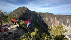 HUT ke-79 RI, Bendera Merah Putih Raksasa Berkibar di Kawah Gunung Ciremai