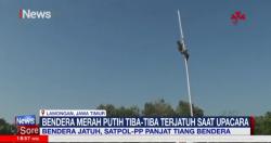 Heroik! Anggota Satpol PP Lamongan Naik Tiang Bendera Pasang Kait Terlepas saat Upacara HUT Ke-79 RI