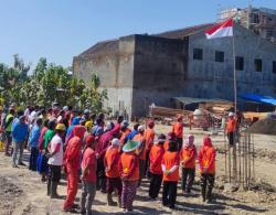 PD Muhammadiyah Ngawi Pilih Gelar Upacara HUT RI Ke 79 Ditengah Proyek Bersama Pekerja