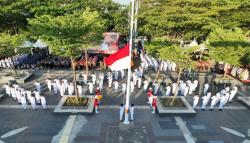 Pasukan Paskibraka Tim Cakra Berhasil Turunkan Sang Merah Putih dengan Khidmat