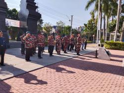 Peringati HUT ke-79 RI, LMP Macab Tulungagung Lakukan Ziarah dan Tabur Bunga di TMP