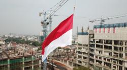 Bendera Merah Putih Raksasa Berkibar di Jalan MT Haryono