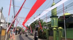 Warga RW 02 Mustikajaya Bekasi Bentangkan Bendera Merah Putih Sepanjang 750 Meter