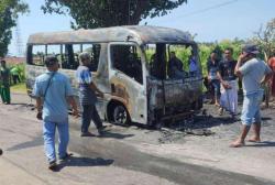 Sebuah Mobil Elf Long di Mlandingan Hangus Terbakar Usai Diperbaiki