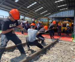 Unik!! Pekerja Balai Yasa Cirebon Ikuti Lomba Tarik Lokomotif Seberat 45 Ton, Meriahkan HUT RI ke 79