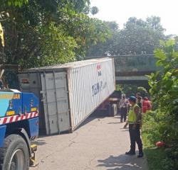 BREAKING NEWS Truk Kontainer Tersangkut di Underpass Tapos Depok Kolong Tol Jagorawi