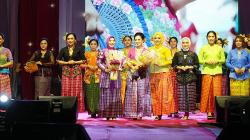 Parade Kebaya Kain Mandar Bhayangkari Sulbar Semarakkan Malam Ramah Tamah HUT RI ke-79