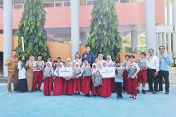 Belasan Siswa SDN Lidah Kulon Terima Bantuan Paket Pendidikan YBM BRILiaN BO Surabaya Manukan