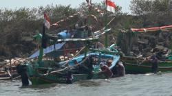 Imbas Air Laut Surut, Nelayan di Pandeglang Dorong Kapal dan Hasil Tangkapan hingga ke Dermaga