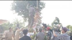 Tradisi Rebutan Tumpeng Raksasa Desa Renteng Jadi Pembuka Lomba di HUT RI