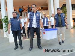 Polisi Angkut Sejumlah Berkas Usai Geledah Kantor BP Batam