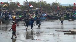 Muara Jadi Dangkal hingga Air Laut Surut, Nelayan Pandeglang Terpaksa Dorong Kapal hingga ke Dermaga