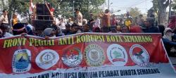 Front Pegiat Anti Korupsi Kota Semarang Unjuk Rasa di Depan Balaikota, Desak KPK Tetapkan Tersangka