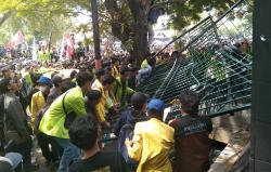 Demo di DPRD Jateng Ricuh: 15 Mahasiswa Luka-luka Dirawat di RS Roemani dan UKS SMK