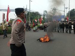 Puluhan Mahasiswa Universitas Pakuan Demo Tolak Revisi UU Pilkada di Tugu Kujang, Bogor