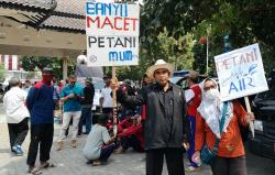 Ratusan Petani Sukoharjo Demo BBWSBS, Tuntut Penundaan Penutupan Dam Colo