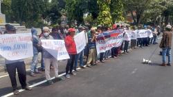 Pergerakan Arek Lamongan Anti Korupsi Demo di Grahadi, Tuntut KPK Segera Usut Korupsi