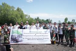 Peduli Ekosistem Laut, Pegadaian Kanwil Manado Tanam 5.000 Mangrove di Pantai Desa Kapitu Minsel