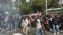 Aksi Debus Warnai Demo Tolak RUU Pilkada di Gedung DPRD Jabar