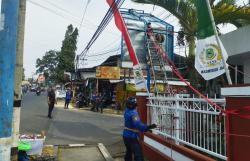 Papan Reklame Nyaris Roboh Bahayakan Warga, Damkar Kuningan Turun Tangan