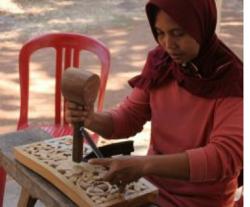 Lis, Sri Bathi, dan Sofiatun, Penjaga Warisan Budaya Ukir Jepara