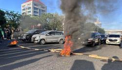 Mahasiswa Unras Depan Kantor DPRD sulsel Nyaris Bentrok dengan OTK