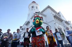 Maskot Pilkada Jatim 2024 Si Jalih Keluyuran di Kola Lama Surabaya