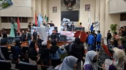 Sempat Ricuh, Ratusan Mahasiswa Duduki Gedung DPRD Subang saat Demo Kawal Putusan MK