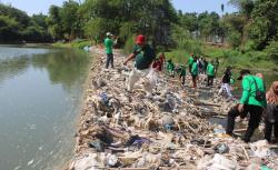 Gerakan Bersihkan Sampah di Sungai Cisanggarung Kuningan, Lindungi Ekosistem dan Lingkungan