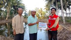 Dukung Peningkatan Ekonomi Desa Sidamukti, FT Lomanis Bantu Perluasan Kolam Budidaya Ikan Sidat