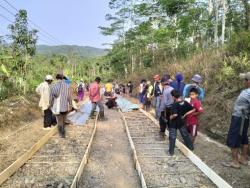 Tak Kunjung Diperbaiki, Masyarakat Kampung Cimanyangray Swadaya Bangun Jalan Poros Desa