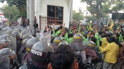 Demo Mahasiswa di Depan Balai Kota Semarang Rusuh, Pintu Gerbang Dijebol