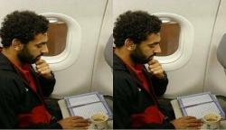 Viral, Momen Pemain Bintang Liverpool Mohamed Salah Baca Al-Qur'an di Pesawat