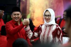 Airin - Ade Terima SK Calon Kepala Daerah dari Ketua Umum PDI Perjuangan Megawati Soekarnoputri