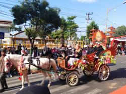 Kirab Maskot Jatim “Seneng Bareng” dan Tuban “Adem Ayem” Tingkatkan Partisipasi Pemilih