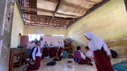 Miris, Murid Kelas II SDN Sukaluyu Cianjur Harus Belajar di Lantai