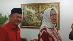 Airin Berbaju Merah Tiba di Kantor PDIP Menjelang Pengumuman Calon Kepala Daerah