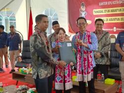 Daftar ke KPU Batam, Amsakar-Li Claudia Janji Tuntaskan Program Prioritas