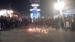 Aksi Unjuk Rasa Pentas Darurat di Tasikmalaya, Massa Nyalakan Lilin dan Tabur Bunga