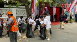 Keren! Usai Kawal Khofifah-Emil Mendaftar, Relawan KIP Muda Bersih-Bersih Sampah di KPU Jatim