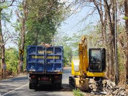 UPT PJJ dan Dinas Lingkungan Hidup Mojokerto Bersih-bersih Sampah Sepanjang Hutan Kemlagi