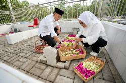 Sebelum Daftar ke KPU, Eri Cahyadi Sempatkan Ziarah ke Makam Ayahanda